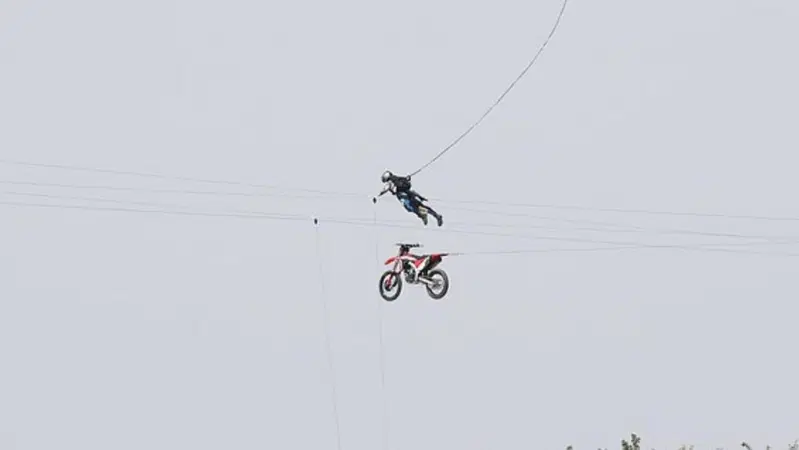 Mission Impossible 7, per la spettacolare scena in moto Tom Cruise ha impiegato 13.000 salti