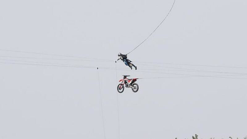Mission Impossible 7, per la spettacolare scena in moto Tom Cruise ha impiegato 13.000 salti