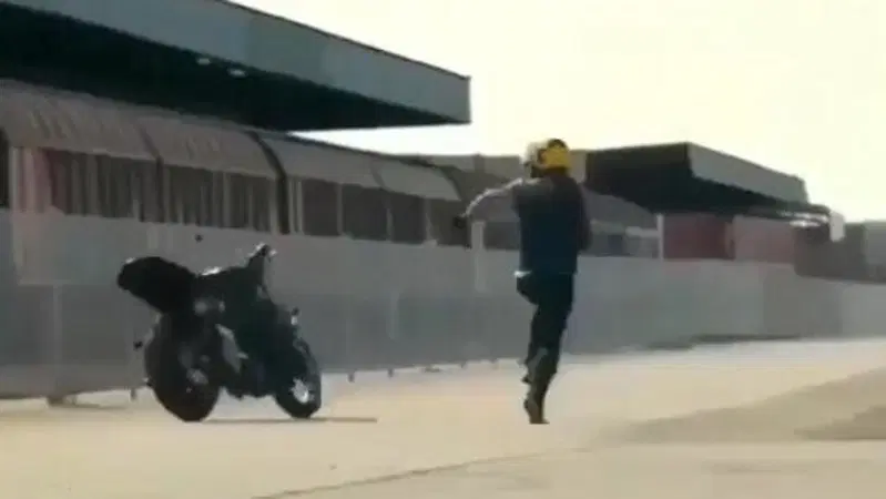 Stuntman fail: di acrobatico c'&egrave; solo la moto [VIDEO VIRALE]