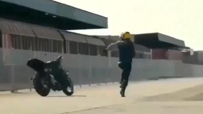 Stuntman fail: di acrobatico c&#039;&egrave; solo la moto [VIDEO VIRALE]