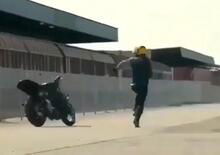 Stuntman fail: di acrobatico c'è solo la moto [VIDEO VIRALE]