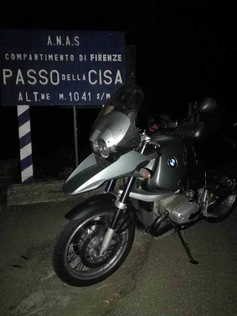 Di notte sulla Cisa. Basta coprirsi, perch&eacute; fa freddo, e andare piano a causa dei tanti animali a bordo strada. E' un passo suggestivo