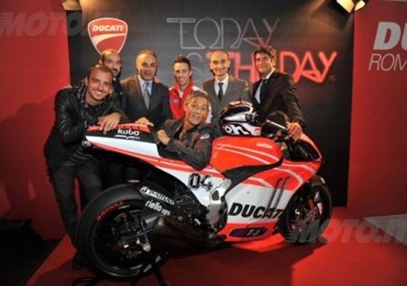 Dovizioso inaugura il Ducati Store di Roma