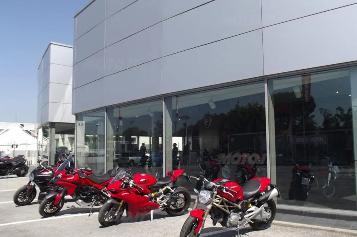 Dovizioso inaugura il Ducati Store di Roma