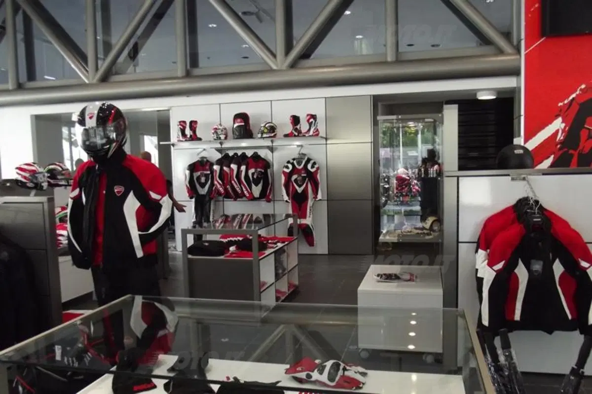 Dovizioso inaugura il Ducati Store di Roma (4)