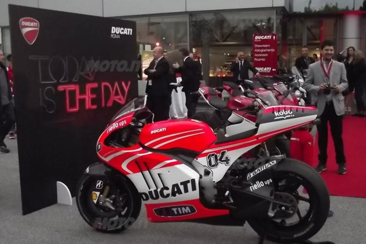 Dovizioso inaugura il Ducati Store di Roma (8)