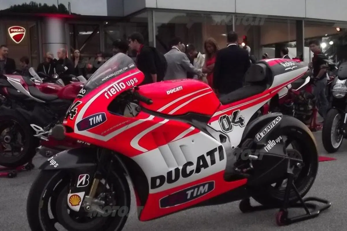 Dovizioso inaugura il Ducati Store di Roma (9)