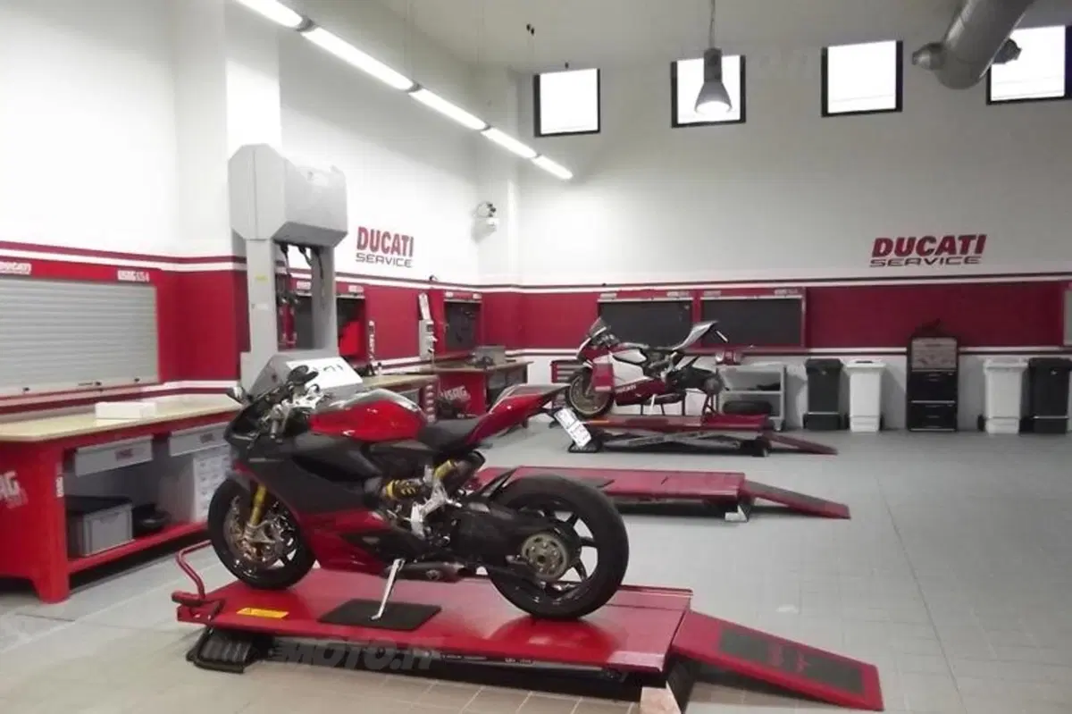 Dovizioso inaugura il Ducati Store di Roma (10)