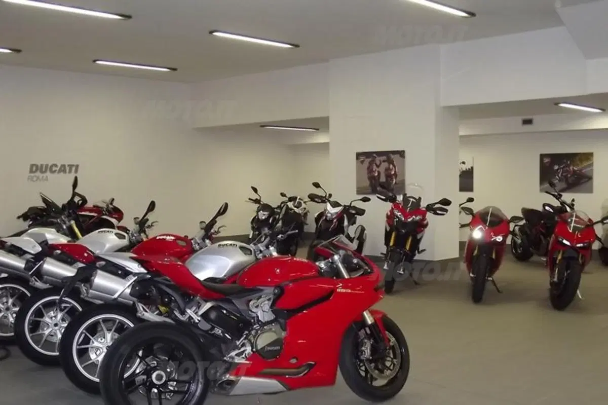 Dovizioso inaugura il Ducati Store di Roma (11)
