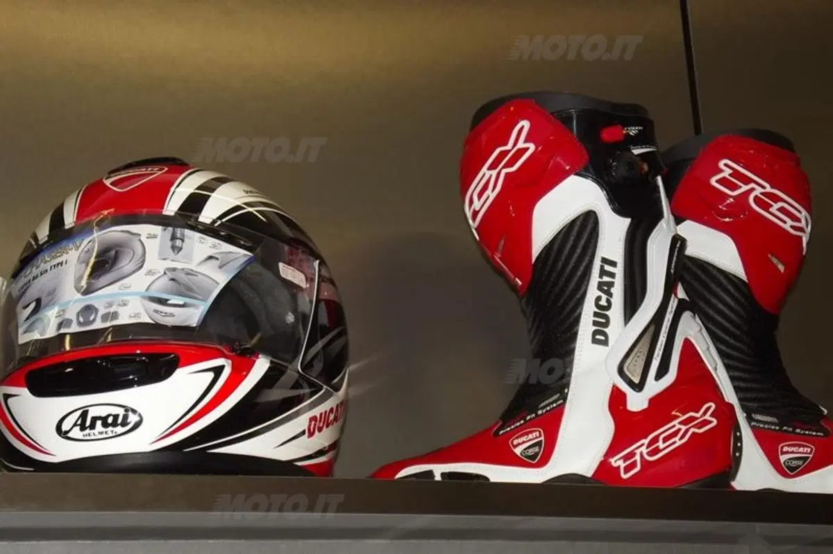 Dovizioso inaugura il Ducati Store di Roma (12)