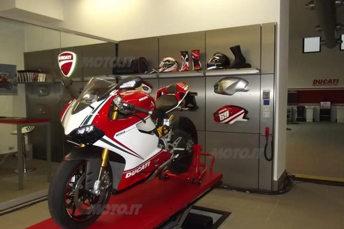 Dovizioso inaugura il Ducati Store di Roma (15)