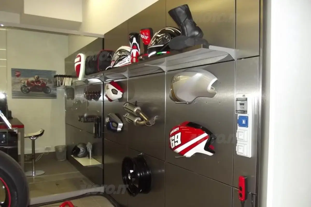 Dovizioso inaugura il Ducati Store di Roma (17)