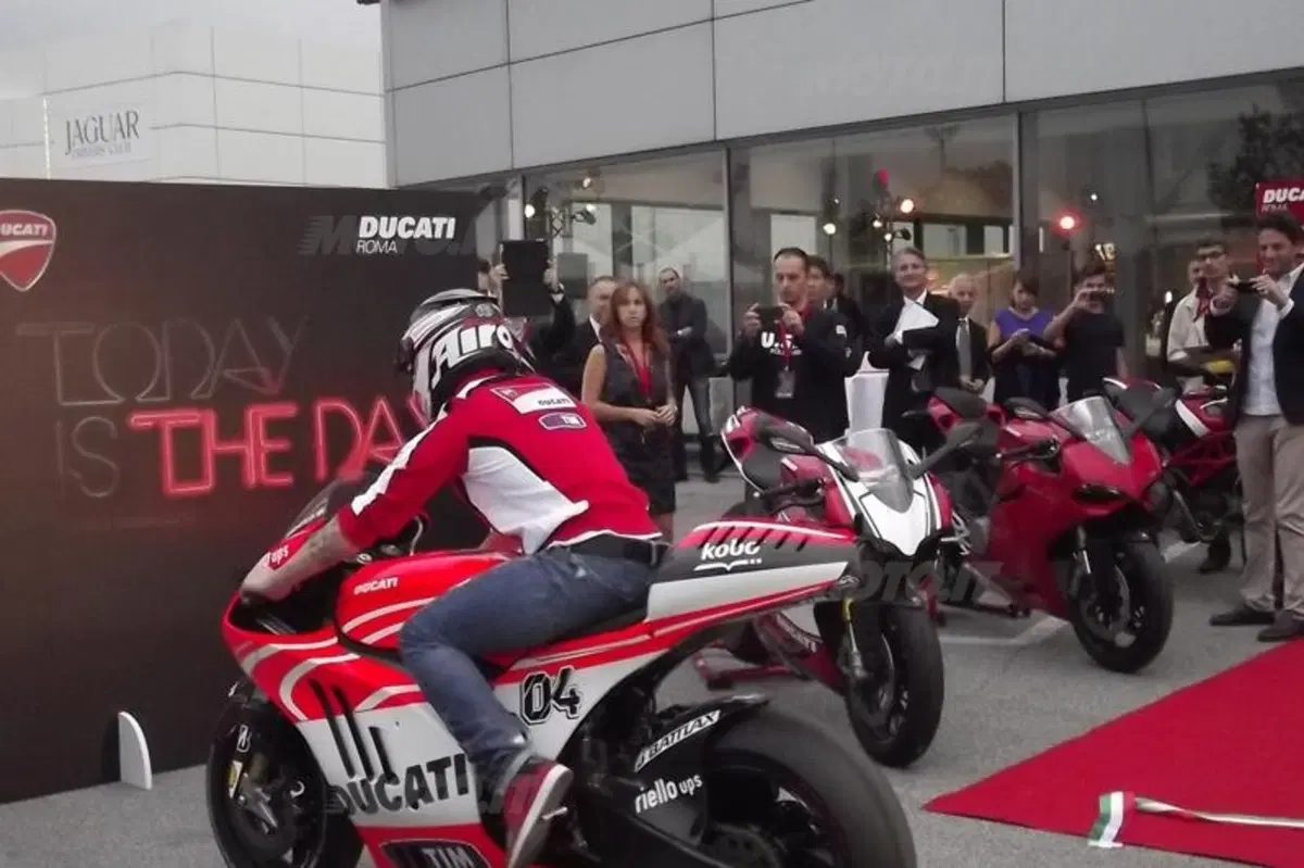 Dovizioso inaugura il Ducati Store di Roma (19)
