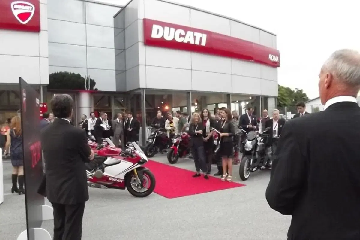 Dovizioso inaugura il Ducati Store di Roma (23)