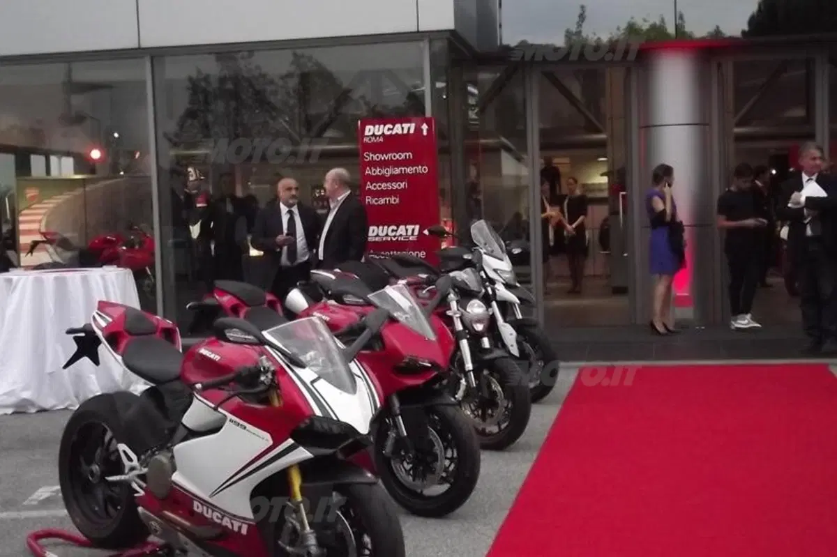 Dovizioso inaugura il Ducati Store di Roma (24)