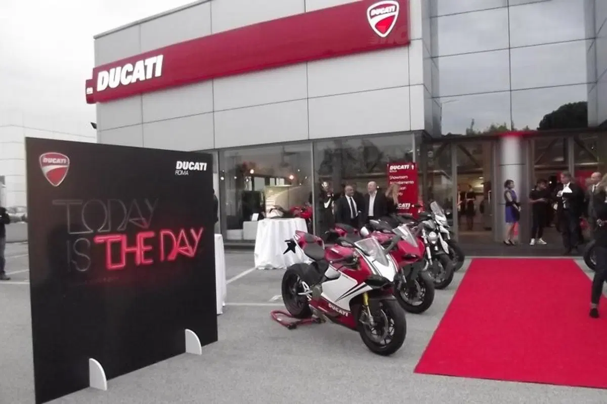 Dovizioso inaugura il Ducati Store di Roma (25)