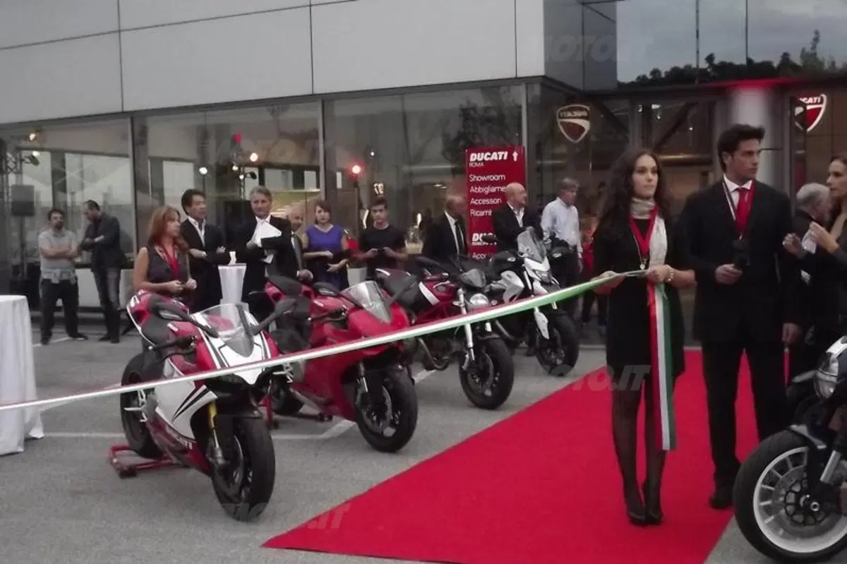 Dovizioso inaugura il Ducati Store di Roma (26)