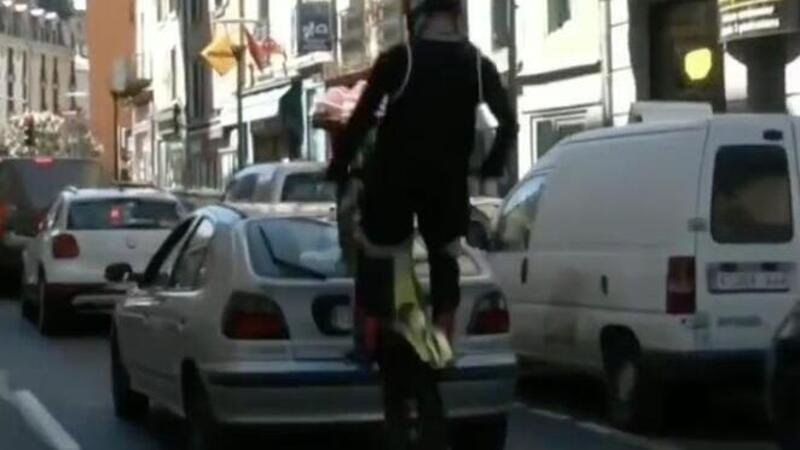 Trial vandalico: come Toni Bou, ma nel traffico e sopra le auto [VIDEO]