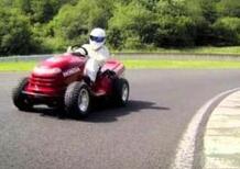 Con la Honda a 210 km/h, ma non è una moto! Ecco il tosaerba da record [VIDEO]