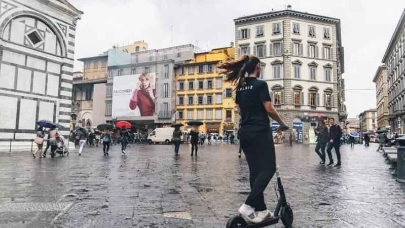Monopattini elettrici. Firenze riprova a introdurre l'obbligo del casco