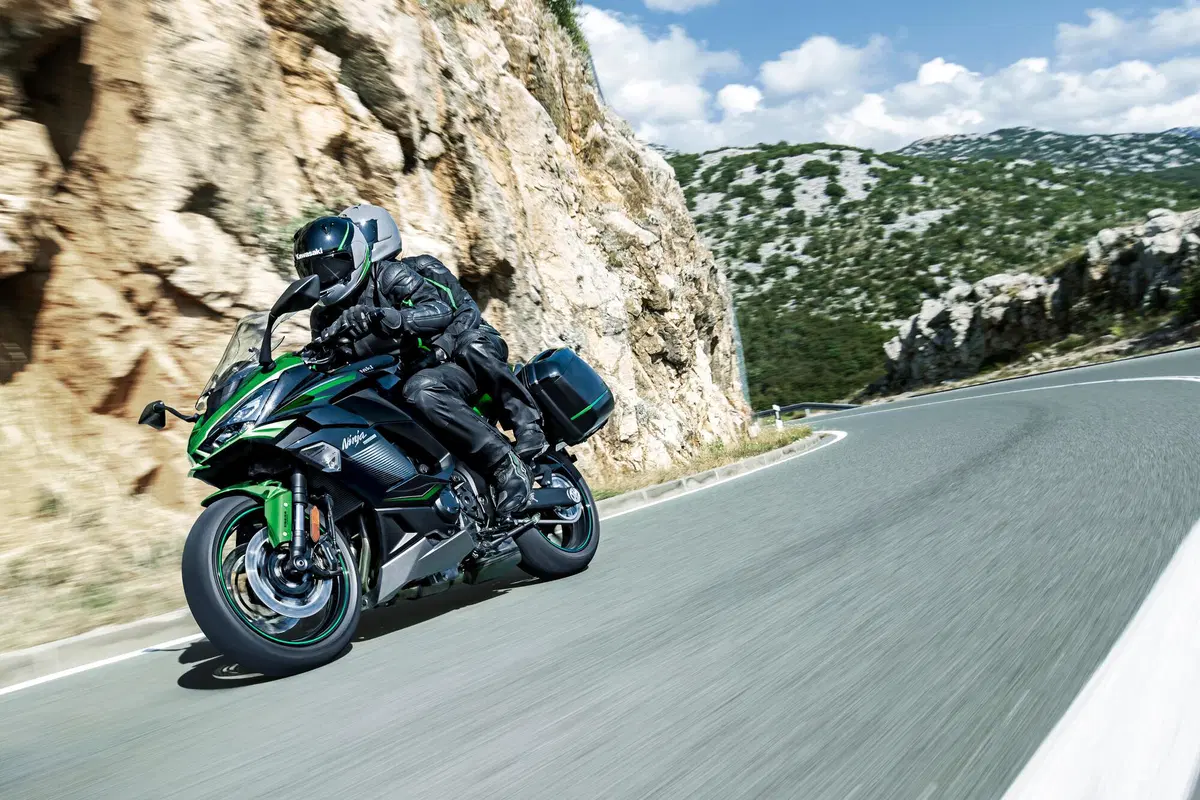 Kawasaki Ninja 1000SX 2022. Nuovi colori per la sport touring (4)
