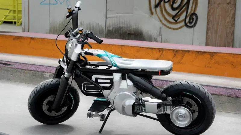 BMW Concept EC 02. L'elettrico urbano per nuovi motociclisti