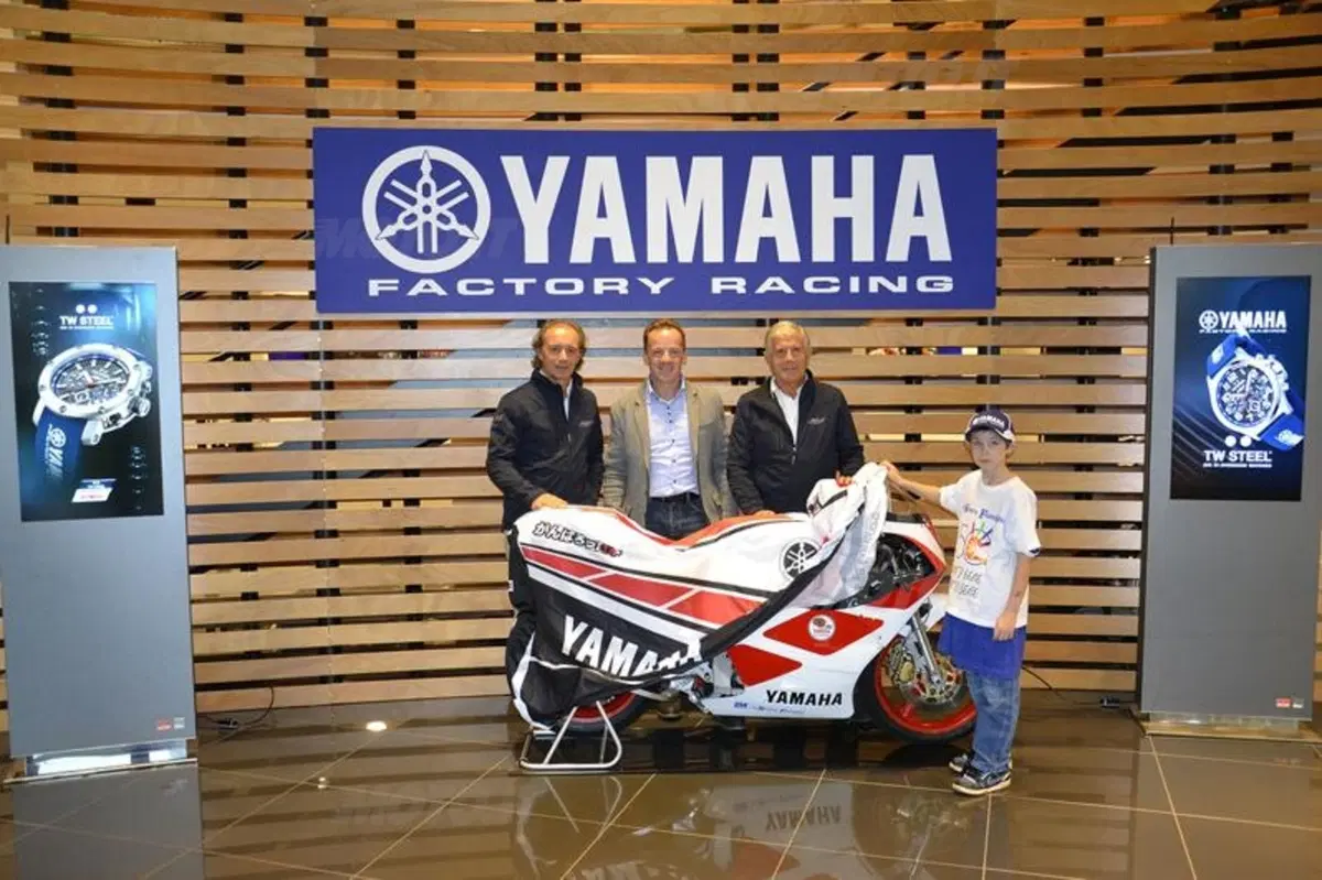 Agostini e Cadalora consegnano la Yamaha TZ-250 per beneficenza 