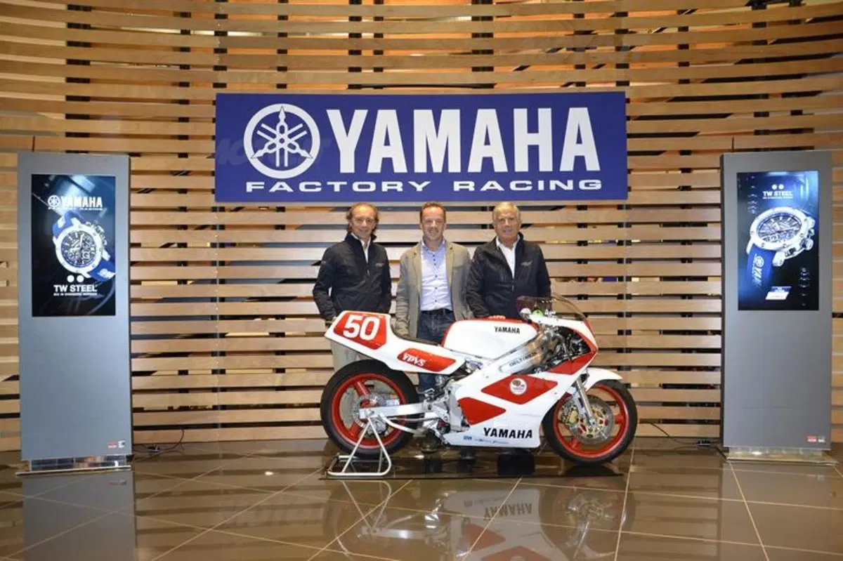 Agostini e Cadalora consegnano la Yamaha TZ-250 per beneficenza  (2)