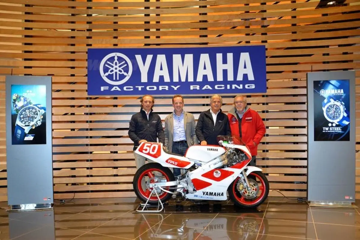 Agostini e Cadalora consegnano la Yamaha TZ-250 per beneficenza  (3)