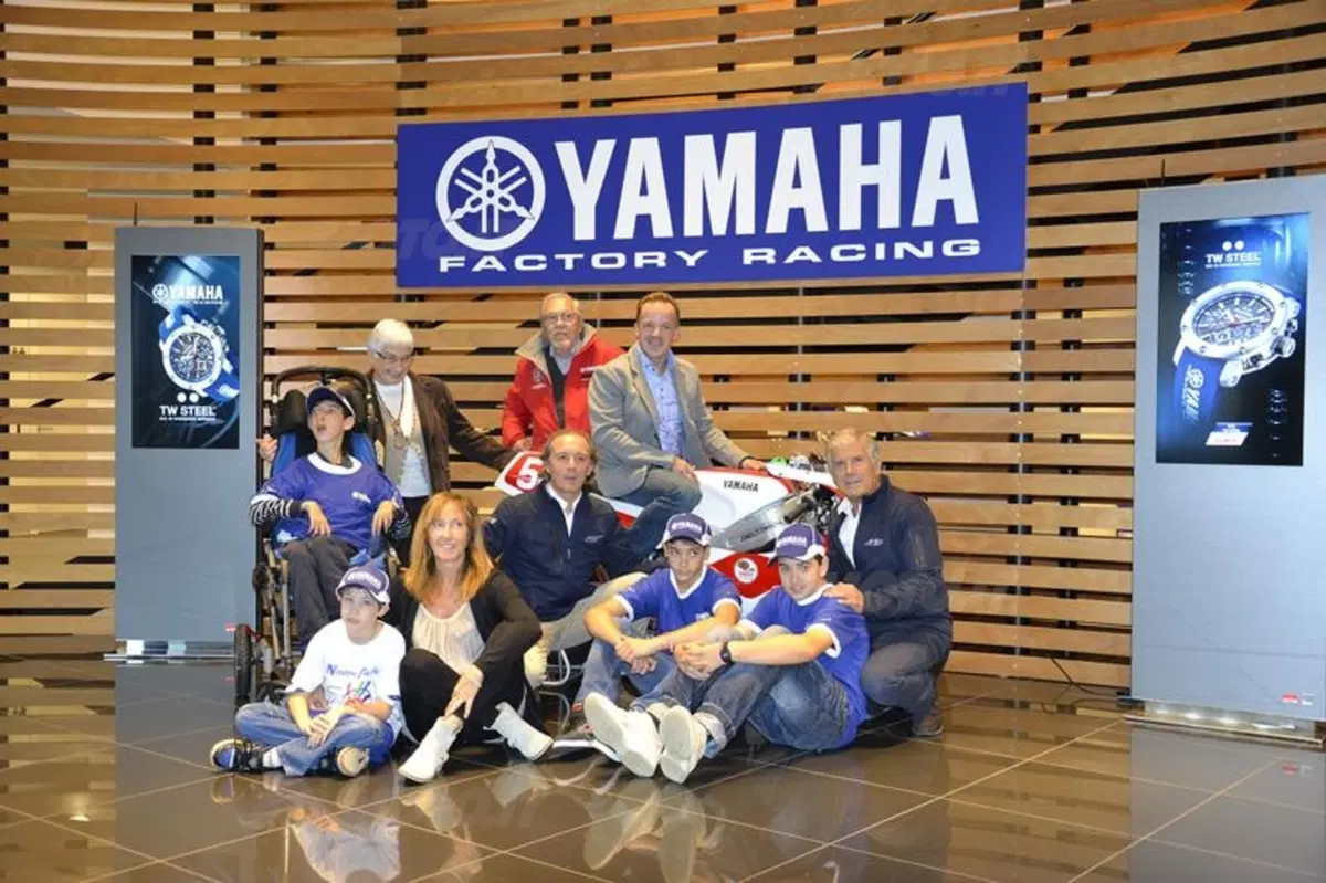 Agostini e Cadalora consegnano la Yamaha TZ-250 per beneficenza  (4)