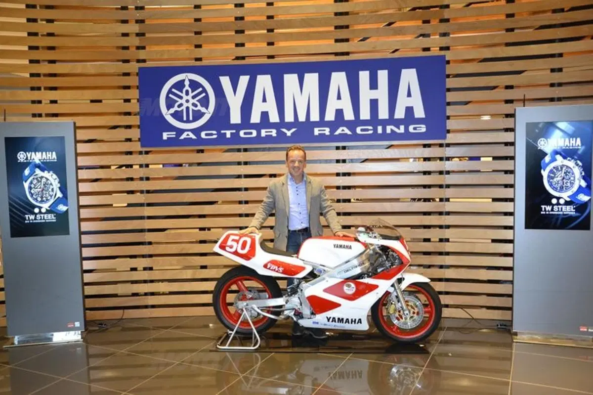 Agostini e Cadalora consegnano la Yamaha TZ-250 per beneficenza  (5)