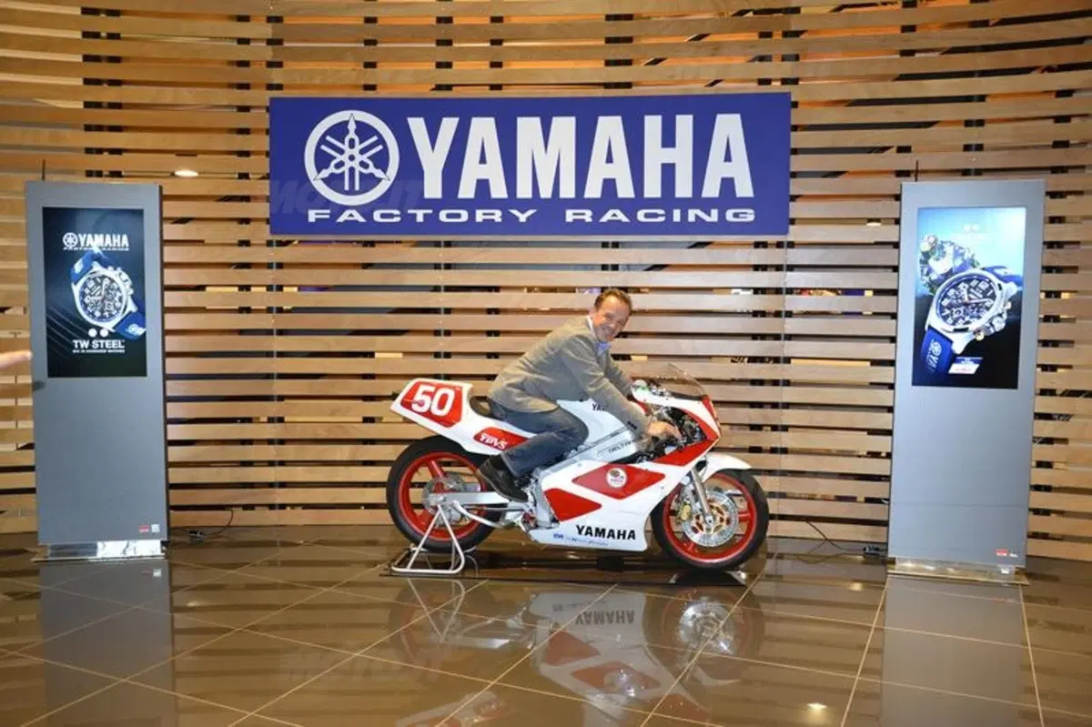 Agostini e Cadalora consegnano la Yamaha TZ-250 per beneficenza  (6)