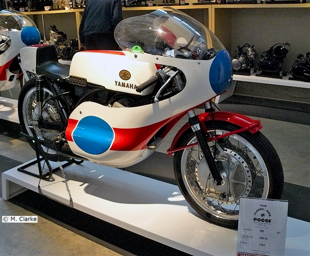 Con la TR2 del 1969 la Yamaha ha fatto il suo ingresso nella classe 350 ottenendo immediatamente ottimi risultati. La potenza di questa moto era di 54 CV a 9500 giri/min. Quella fotografata &egrave; esposta nello splendido museo Poggi di Villanova di Castenaso