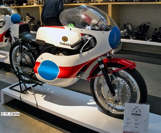 Con la TR2 del 1969 la Yamaha ha fatto il suo ingresso nella classe 350 ottenendo immediatamente ottimi risultati. La potenza di questa moto era di 54 CV a 9500 giri/min. Quella fotografata è esposta nello splendido museo Poggi di Villanova di Castenaso