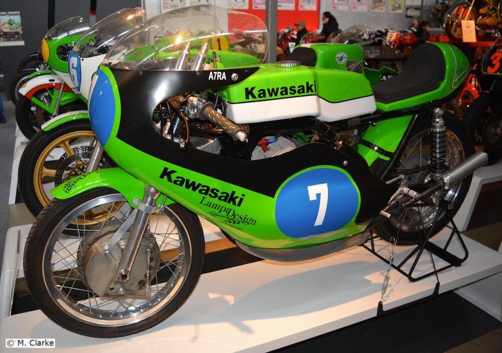 Sul finire degli anni Sessanta la Kawasaki ha realizzato due belle bicilindriche con ammissione a disco rotante per i piloti privati. Per questa A7-R di 350 cm3, apparsa nel 1968, veniva dichiarata una potenza di 53 CV a 9500 giri/min