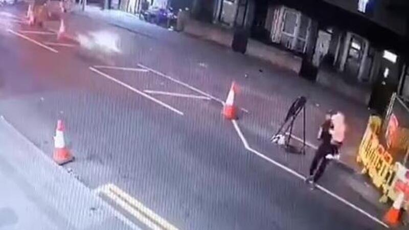 Falciato da uno scooter mentre attraversa con la figlioletta in braccio [VIDEO CHOC]