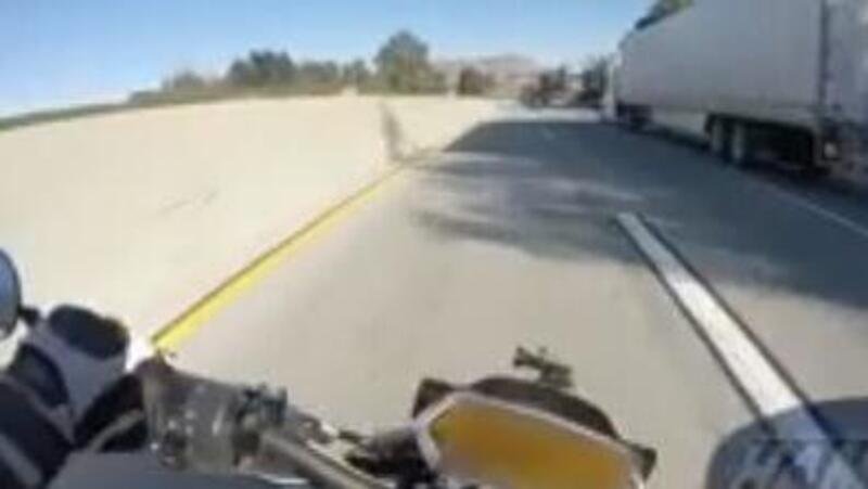 Moto crash: sbacchettata in sorpasso e motociclista miracolato dopo la caduta [VIDEO SHOCK]