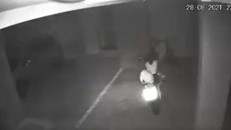 Inquietante e virale: il filmato della moto che si accende da sola e colpisce un&rsquo;auto [VIDEO CHOC]
