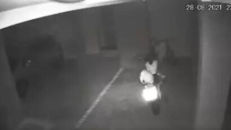 Inquietante e virale: il filmato della moto che si accende da sola e colpisce un&rsquo;auto [VIDEO CHOC]