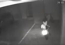 Inquietante e virale: il filmato della moto che si accende da sola e colpisce un’auto [VIDEO CHOC]