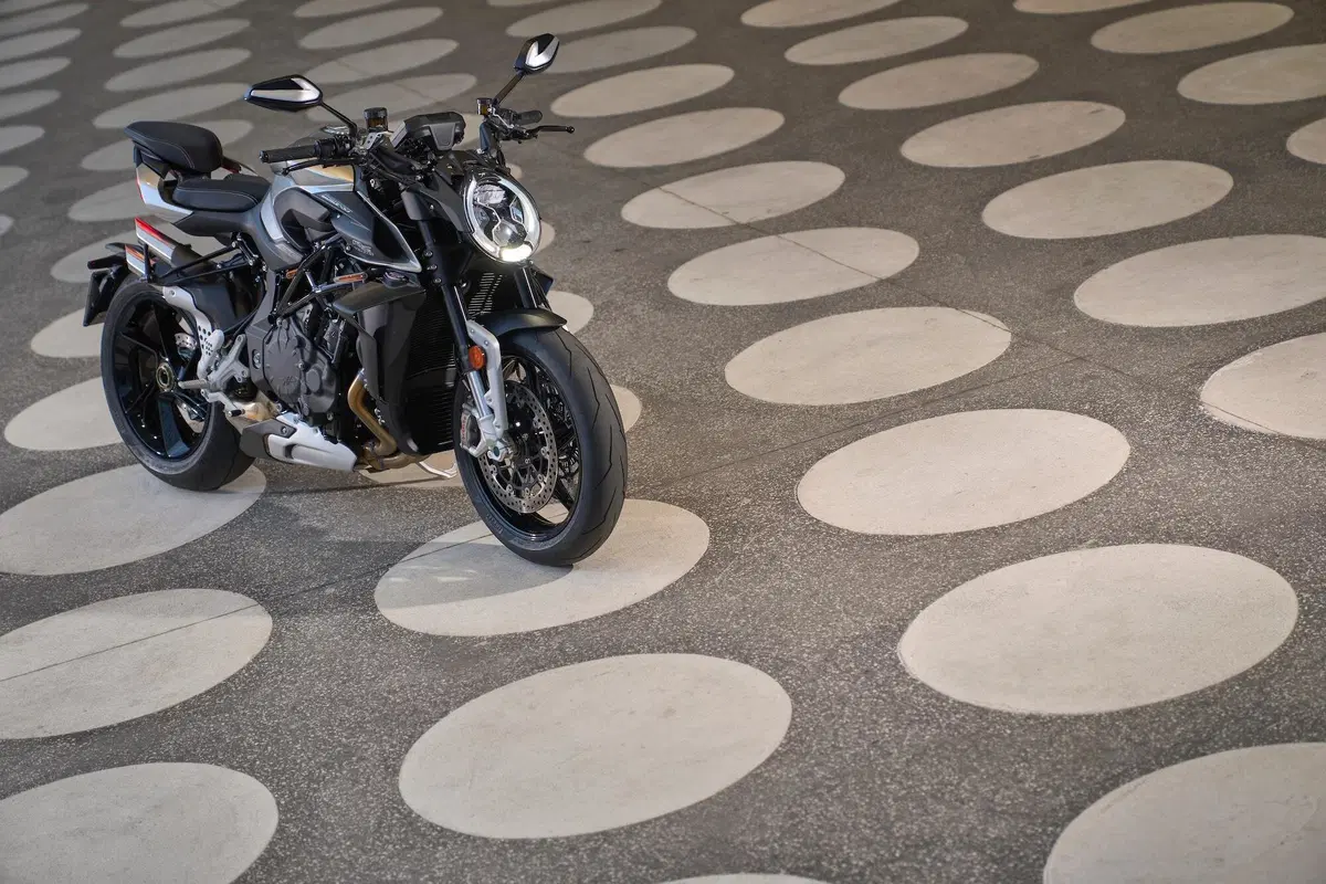MV Agusta Brutale 1000 RS 2021: prezzo, foto e video (11)