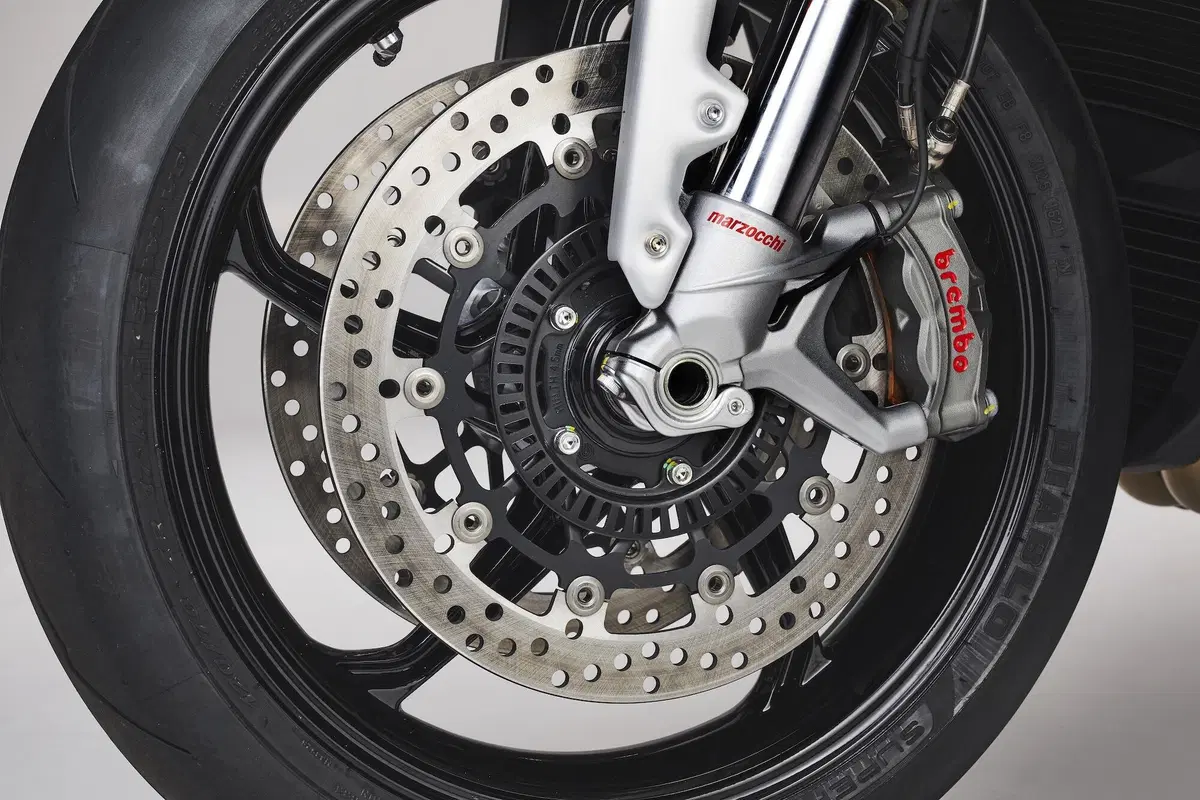 MV Agusta Brutale 1000 RS 2021: prezzo, foto e video (6)