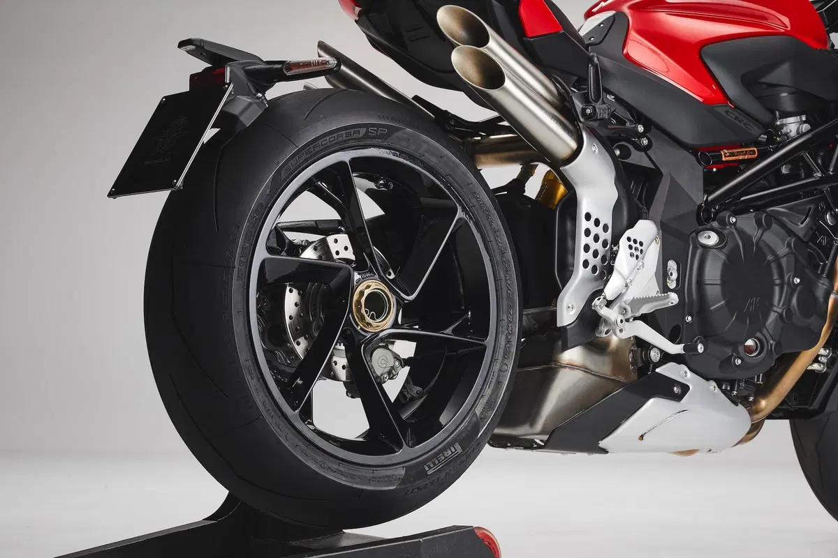 MV Agusta Brutale 1000 RS 2021: prezzo, foto e video (5)