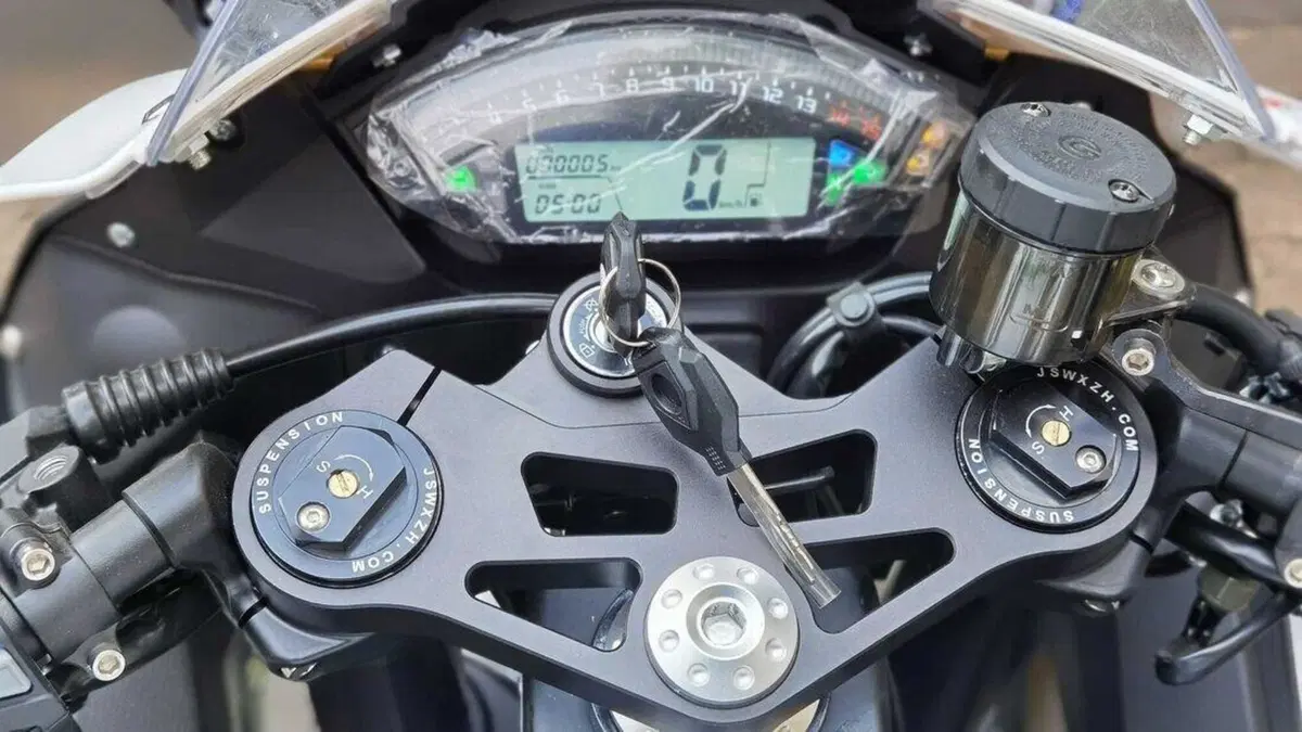 Alla Yamaha R6, copia di Huaying, sono spariti due cilindri (11)