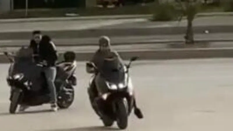 Scooter fun: l&rsquo;arte del traverso secondo la banda dei T-Maxisti [VIDEO]