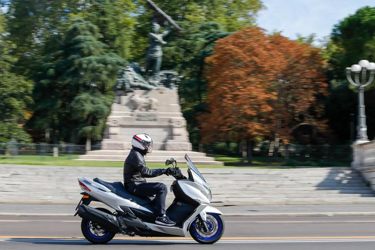 Suzuki Burgman 400 2022 TEST: in città e fuori (2)
