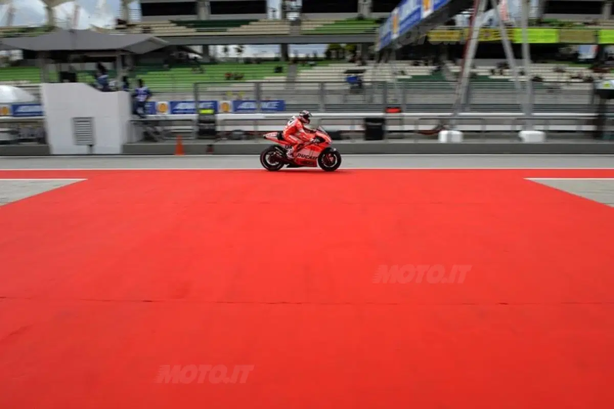 Le foto più spettacolari del GP di Sepang (28)