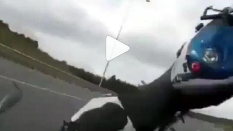 Biker crash: impenna con la BMW S1000RR a 160 km/h, ma la moto decolla [VIDEO VIRALE]