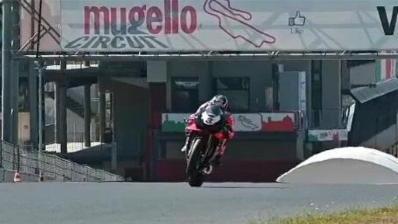 Max Biaggi (impenna) al Mugello con l&rsquo;Aprilia RSV4: &ldquo;Stesse sensazioni della MotoGP&rdquo; [VIDEO]