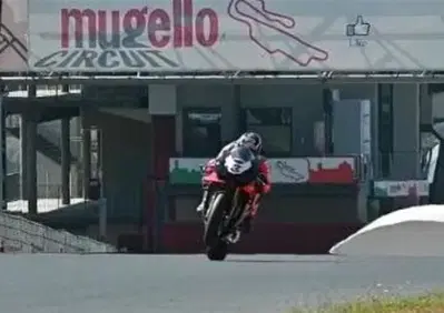 Max Biaggi (impenna) al Mugello con l’Aprilia RSV4: “Stesse sensazioni della MotoGP” [VIDEO]